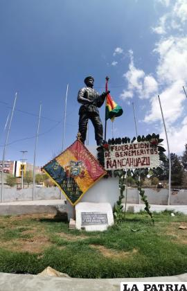 Una ofrenda floral en el Monumento de la calle Sargento Flores y La Paz /LA PATRIA