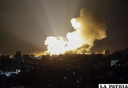 El humo se eleva tras un ataque aéreo israelí en el barrio de Al-Ramal en la ciudad de Gaza, este 10 de octubre de 2023 /EFE/EPA/Mohammed Saber