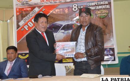 Reynaldo Mamani hace la entrega de la convocatoria al Concejal Nicasio Núñez /LA PATRIA
