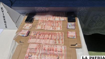 Los sindicados poseían gran cantidad de dinero en bolivianos y dólares /Emilio Castillo
