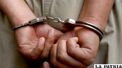 Encarcelan a profesor por presuntamente violar a su estudiante de 13 años /Referencial