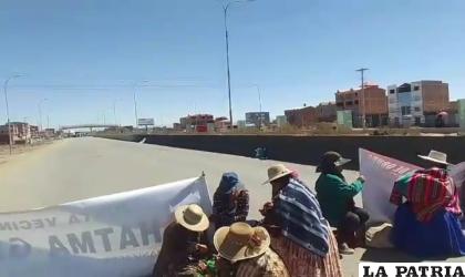 Bloqueo en Doble Vía Oruro ?? La Paz /LA PATRIA