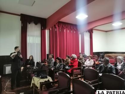 Miguel Salas rinde homenaje a la mujer orureña /LA PATRIA
