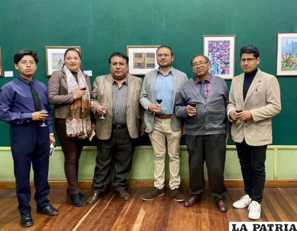 Algunos de los expositores junto con invitados 
/Extensión Cultural UTO
