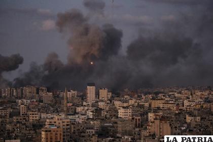 El humo se eleva tras un ataque aéreo israelí en el norte de la ciudad de Gaza /EFE/EPA/MOHAMMED SABLE