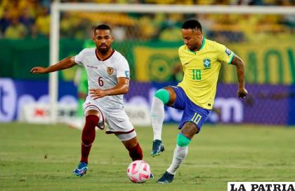 Neymar domina el balón ante la marca de Yangel Herrera 
/latercera.com