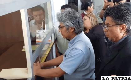 Wilfredo Chávez presentando la carta en la sede de la Fiscalía General /Seo Tv