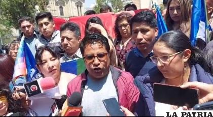 Emmanuel Quisbert Pacheco, junto con otros colegas, mostrando su apoyo al cabildo /Captura de video