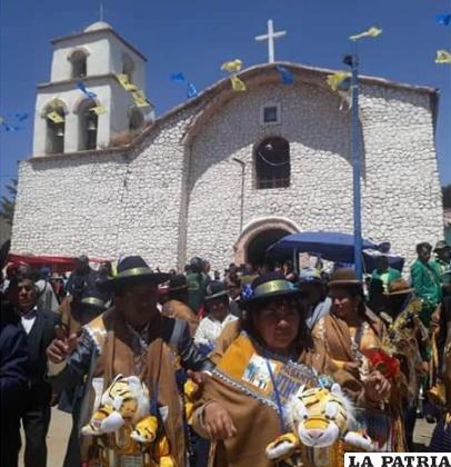 Bailan en honor a la Virgen del Rosario /Cortesía