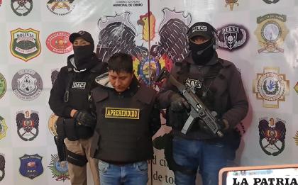 Uniformados del DACI custodian al sindicado de asesinar a un policía / Emilio Castillo
