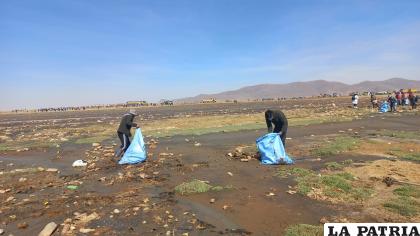 Varios voluntarios limpian el lago Uru Uru /LA PATRIA 
