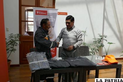 Lustrabotas reciben ropa de trabajo de parte de Banco PYME Ecofuturo /LA PATRIA