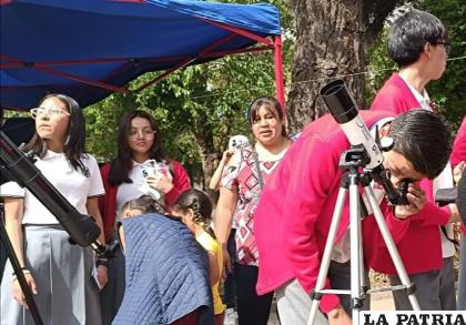 Varias personas disfrutaron del eclipse de forma segura 
/Osmar Porcel