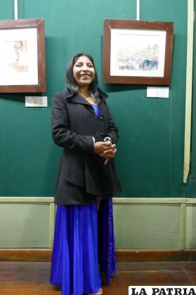 Karen Rojas en la noche de inauguración de su muestra pictórica /LA PATRIA