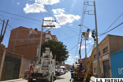 Trabajadores de la empresa en plena faena de la instalación /ENDE