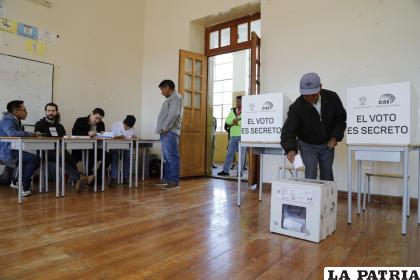 Ciudadanos asisten a votar en la segunda vuelta de las elecciones presidenciales /EFE