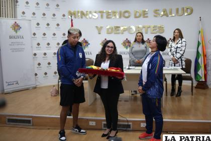 Durante el acto de entrega de la tricolor boliviana a Conrado Moscoso /EFE