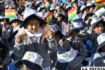 Más de 500 mil estudiantes ya han recibido el bono Juancito Pinto en Bolivia /RR.SS