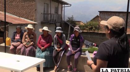 Promueven el empoderamiento de las mujeres de comunidades rurales con las que también comparte contenido de la ley contra la violencia /EFE
