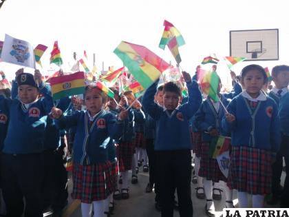 Niños se benefician con el pago del Bono Juancito Pinto /LA PATRIA