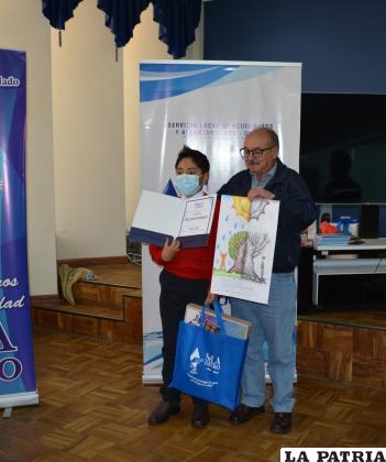 Se premió a los tres primeros lugares del concurso 
/SeLA