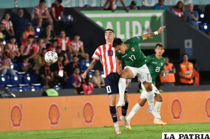 Marcelo Suárez despeja de cabeza ganando por arriba a Miguel Ángel Almirón /APG
