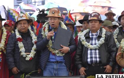 El Presidente Arce junto al vicepresidente Choquehuanca (izq) y el ejecutivo de la COB, Huarachi (der) /APG