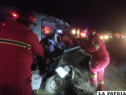 Bomberos tuvieron un trabajo arduo para sacar a los heridos /LA PATRIA