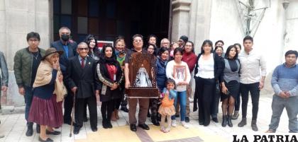 Artistas luego de la misa en honor a San Lucas /LA PATRIA