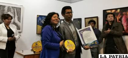 Edwin Lucana recibe el premio Pintor del Año /LA PATRIA 