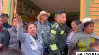 La ejecutiva del Magisterio Urbano del Norte Potosí encabezó la marcha a favor del acusado de violación 
/Captura