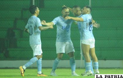 Jugadores de Aurora celebran el empate logrado en Santa Cruz /APG
