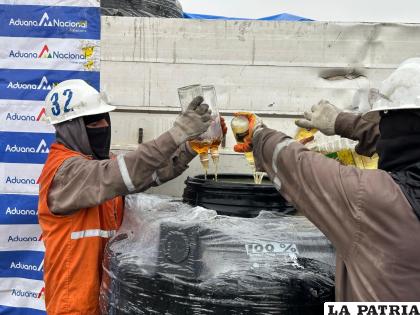 En octubre se procedió a la inutilización de 30 toneladas de mercancía ilegal entre aceite y bebidas alcohólicas /Aduana Nacional