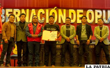 Los integrantes en el Hall de la Gobernación /LA PATRIA 
