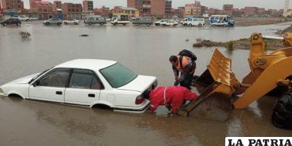 El vehículo tuvo ser rescatado con ayuda de un tractor /RRSS