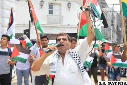 Personas se manifiestan a favor de Palestina en Santa Cruz /EFE/ Juan Carlos Torrejon