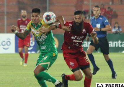 Jefferson Virreira y Alejandro Quintana en la disputa el balón /APG