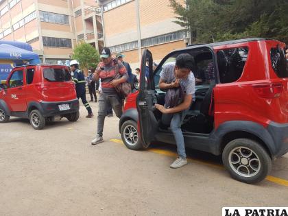 Estudiantes probando los autos eléctricos /Cortesía