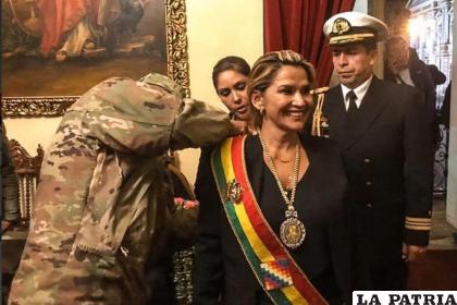 Militares imponen la banda presidencial a Jeanine Añez /MJyT