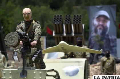 Combatientes de Hezbollah desfilan equipos con un cartel del difunto comandante militar de Hezbollah Imad Moghnieh, en una fotografía de archivo 
/EFE/EPA/Wael Hamzeh