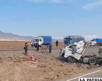 El conductor, tapado con una manta roja, salió expulsado de la cabina y falleció en el acto /RRSS