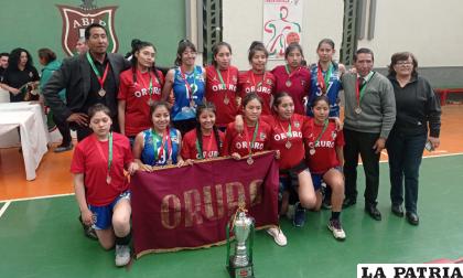 Integrantes de la selección orureña con el trofeo de campeón /LA PATRIA