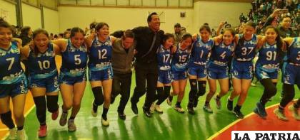 La tradicional vuelta olímpica de las jugadoras de la selección orureña de básquetbol /LA PATRIA