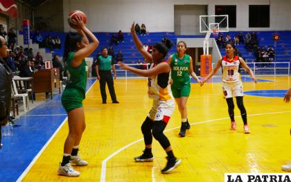 Zalet Balcazar en la marca, demostró que es una gran basquetbolista /LA PATRIA