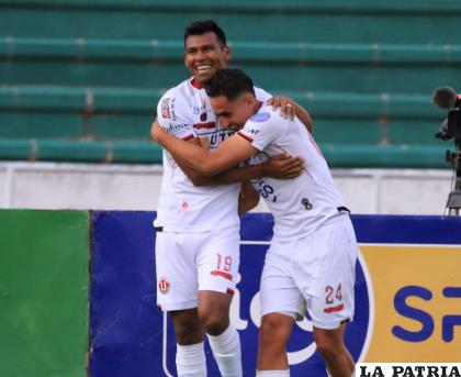 Willian Álvarez (19) celebra el segundo gol de FC universitario con Andrés Llano /APG