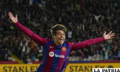 El canterano debutante, Marc Guiu anotó su primer gol con la casaca del Barcelona /EFE