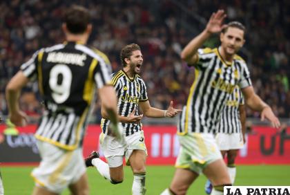 El delantero Manuel Locatelli (centro) anotó el gol de Juventus /EFE