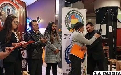 Durante el acto de homenaje a los 62 años de la incursión del fútbol de salón en Oruro /Cadena Deportiva