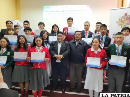 Entregan medallas a estudiantes que representaron a Oruro en la Olimpiada Científica /EDUCACI?N
