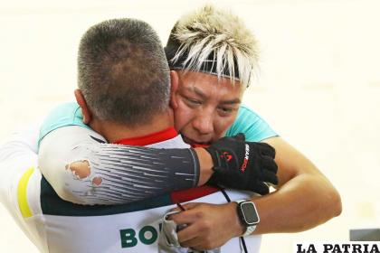 Moscoso celebra con su padre la obtención de la medalla de oro /Walt Challap